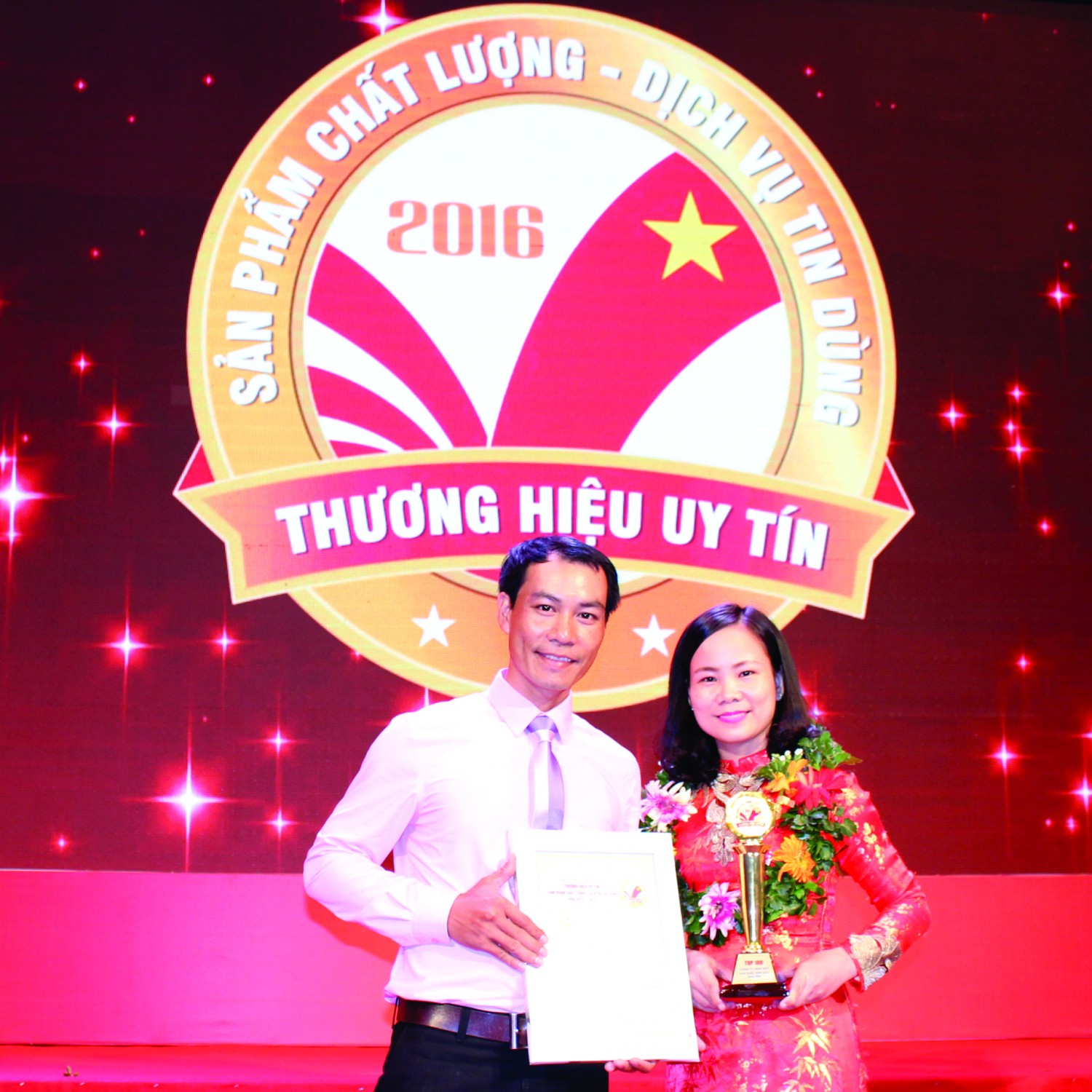Tinh dầu thương hiệu Hoa Nén được công nhận là sản phẩm chất lượng - Hình ảnh CEO Trương Văn Bắc
